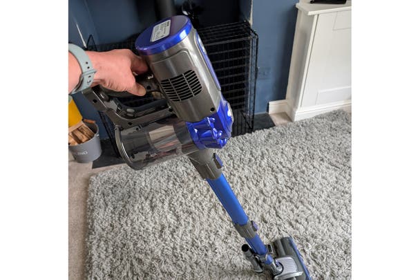 Testing the Akitas cordless vacuum cleaner